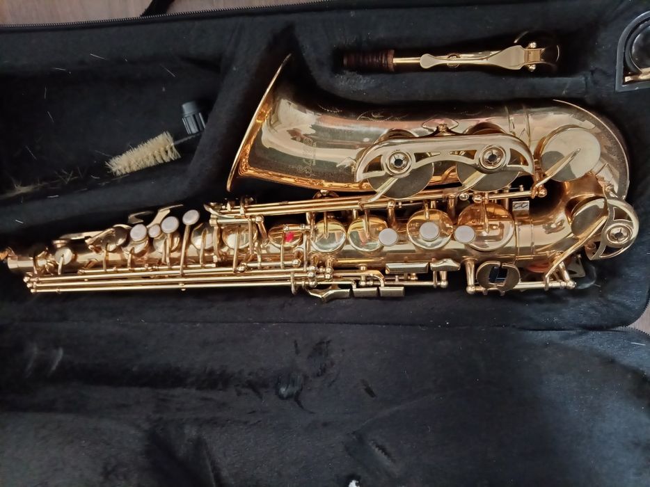 Srochna saksafon sotiladi 2 mln