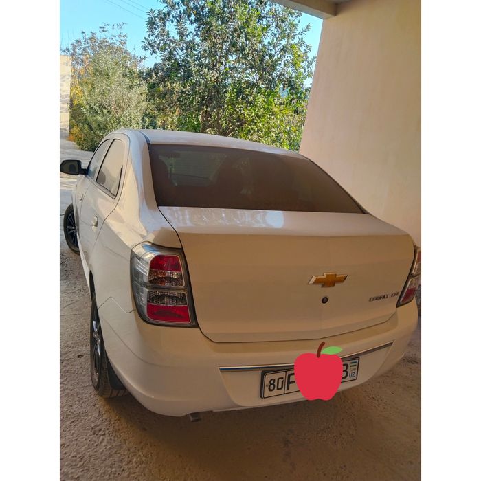 Ayol kishi tomonidan ehtiyotlab boshqarilgan Kobalt avtomashinasi tez