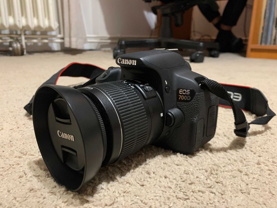 Canon EOS 700D + Obiectiv  EF-S 18-55mm IS - DSLR cu kit complet