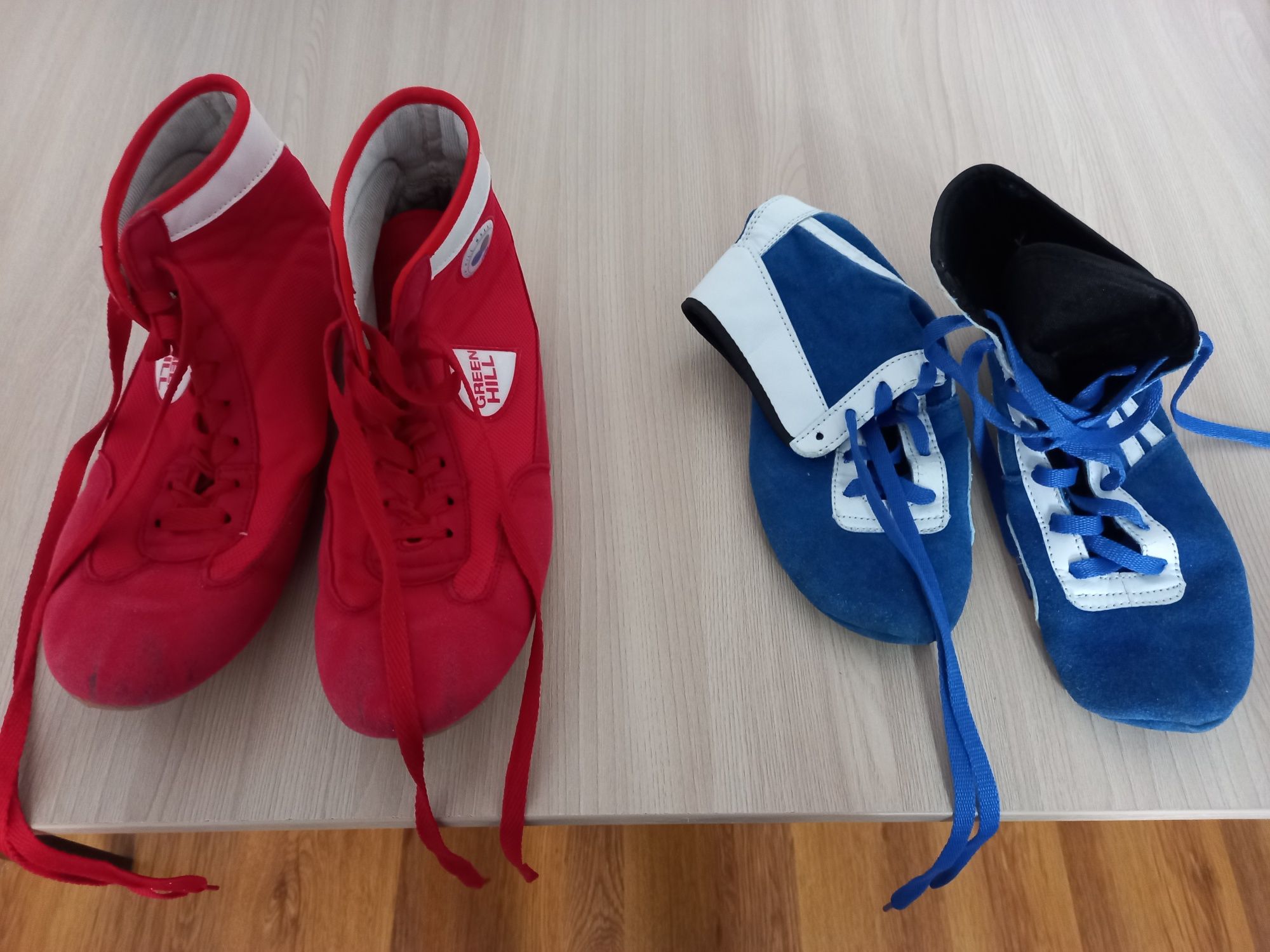 Борцовки  красная и синии, обувь борцовки красная и синяя.
