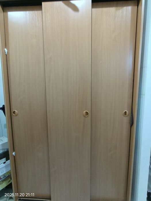 Шкаф,бесплатно..