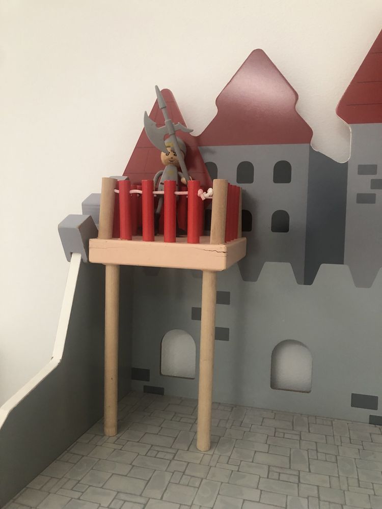 Castel lemn cu 3 niveluri + figurine