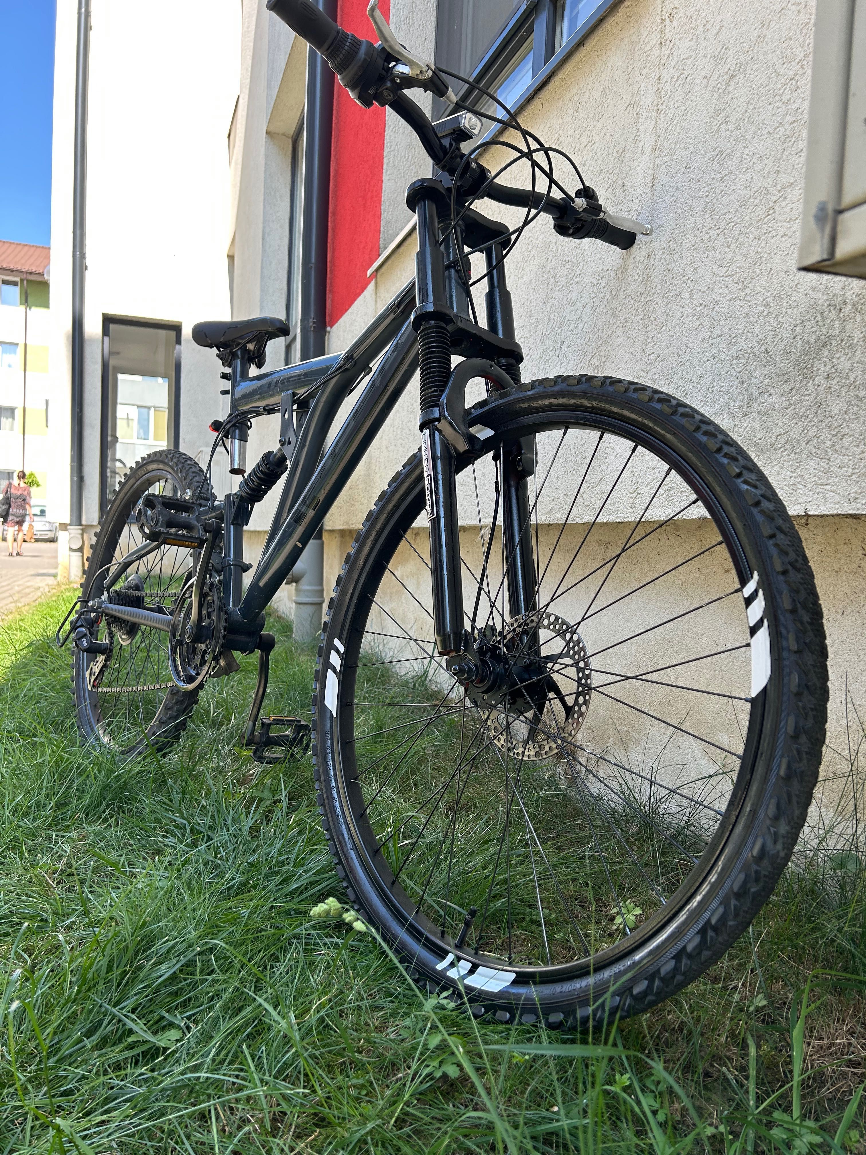 Bicicleta MTB full suspension