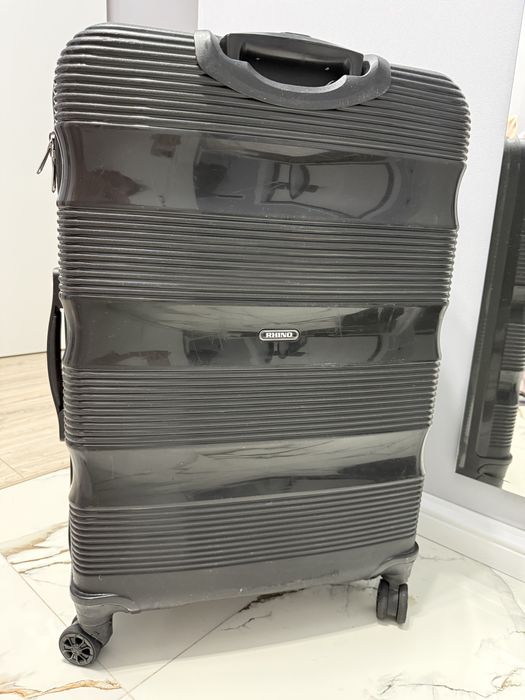 Продам противоударный дорожный чемодан