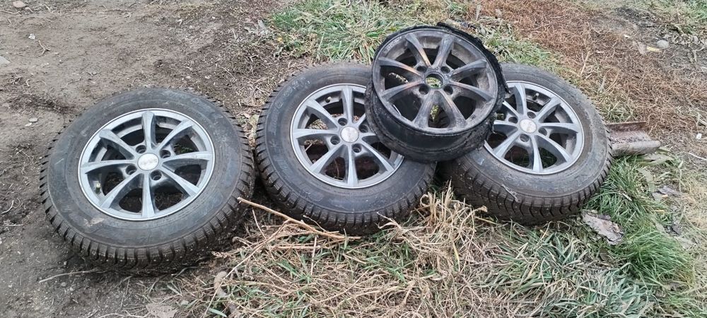 Продаётся авто шины в сборе зимний отличном состояние