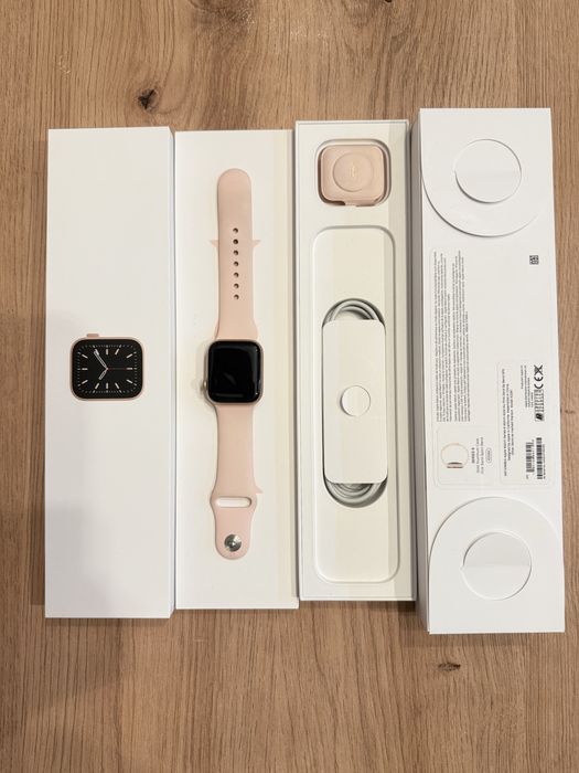 Apple Watch 6, 40 mm Gold Aluminium case. Pink Sand Sport Band