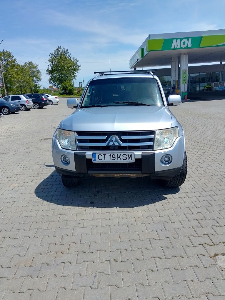 Văd Mitsubishi pajero mașina este în regulă toate actele la zi