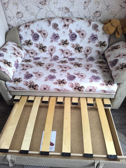 Диванчик, раскладной с местом для белья.