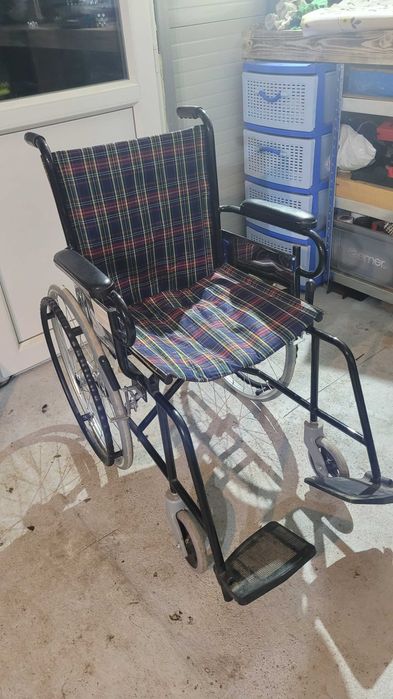 Vând scaun cu rotile
