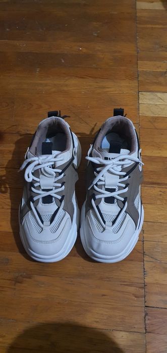 Эркаклар красовкаси сотилади срочно 300минг ками бор