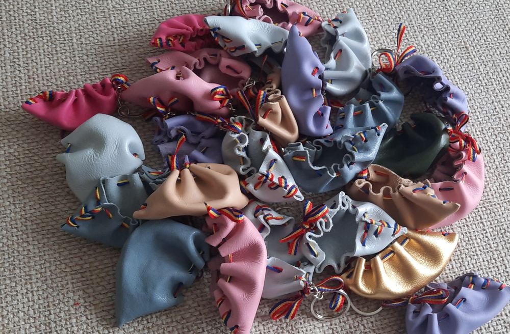 Breloc tip opinca din piele