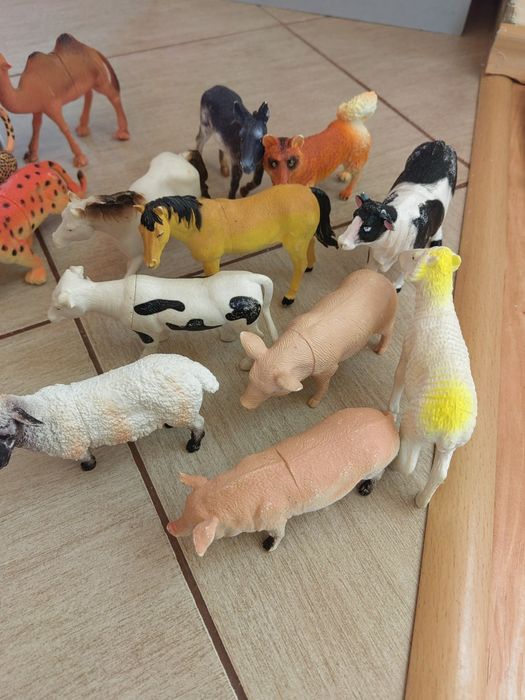 Различни видове животни детски играчки - домашни, диви, динозаври, нас