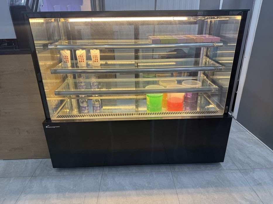 Поодам витринный холодильник, в идеальном состояний,