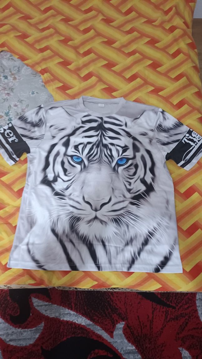Tricou cu imprimeu mărime XL nou la preț afisat