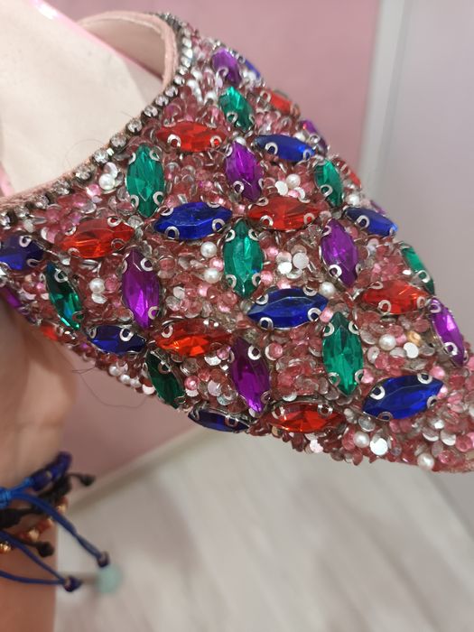 Офицални обувки с нисък ток и цветни камъни