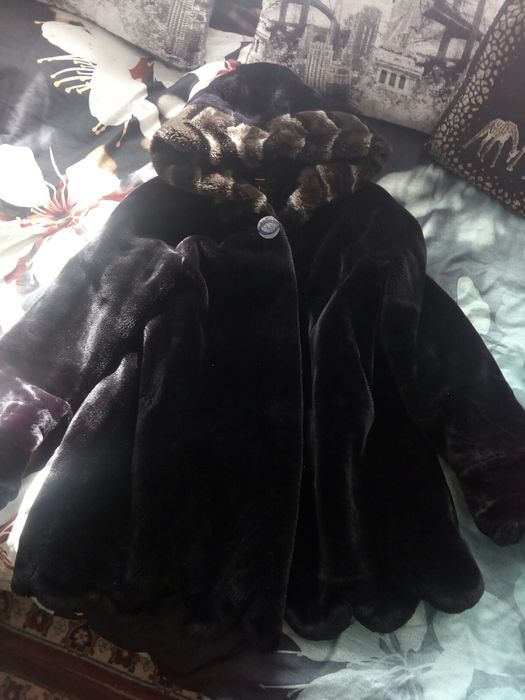 Полушубок с капюшоном 54 р. искуственную импортную- Корея .