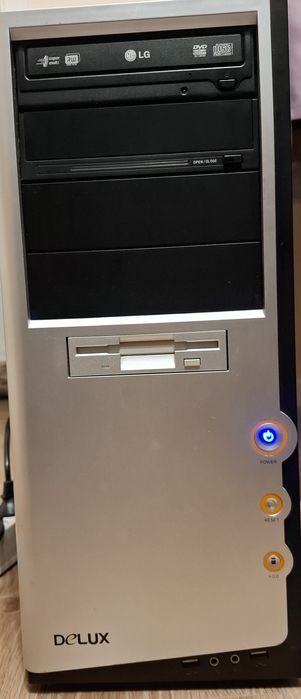 Настолен компютър и монитор