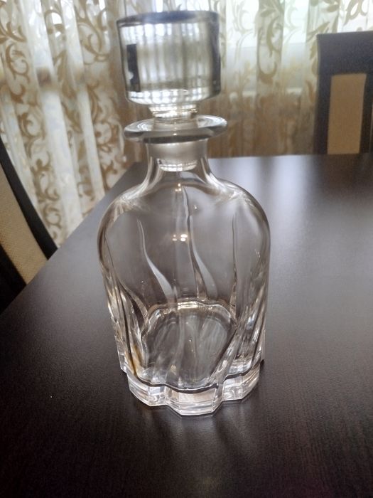 Стъклена гарафа вместимост 0.750