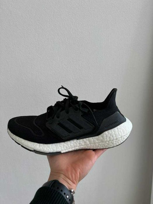 Adidas ULTRABOOST 22 W- negru si alb