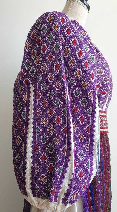 Costum popular (ie/camasa cu poale, catrinte/fote/sorturi/zadii, brau)