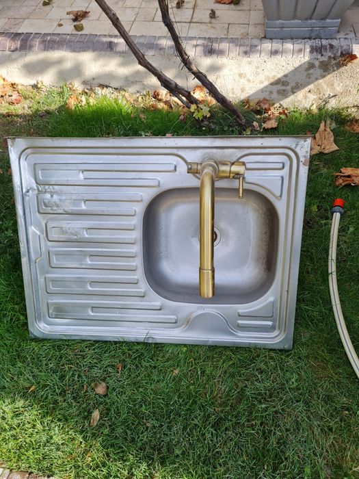 Продаётся металлическая раковина со смесителем для новостройки