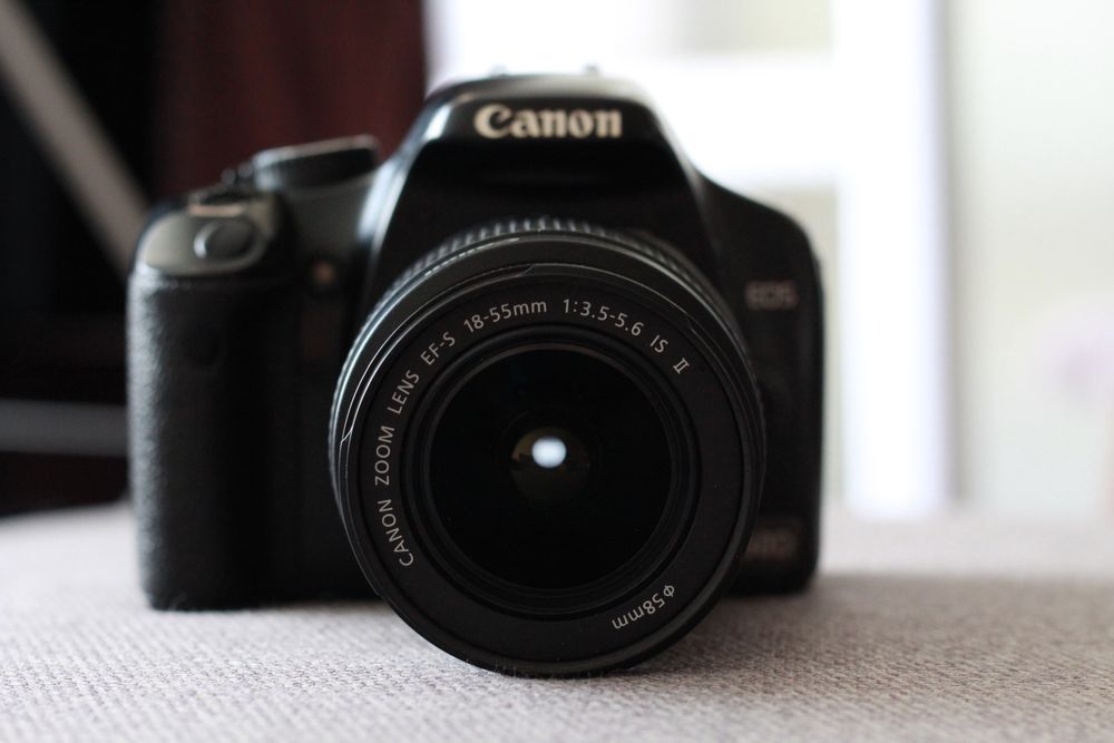 Canon 450D DSLR + обектив 18-55мм