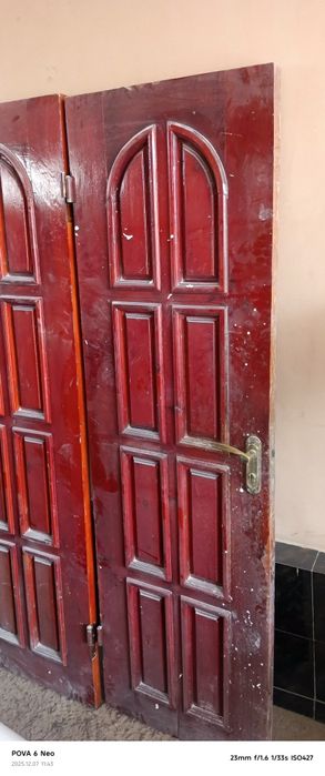 Дверь деревянная.