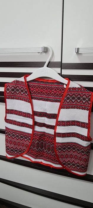 Vând set fustă-vestă fetițe.