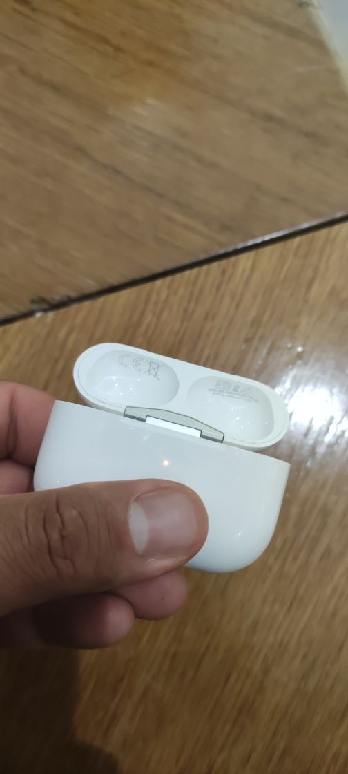 Продам оригинал кейс от Airpods pro