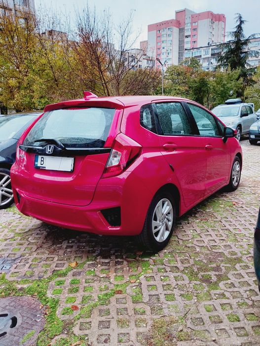 Продавам лек автомобил Хонда-Джаз.