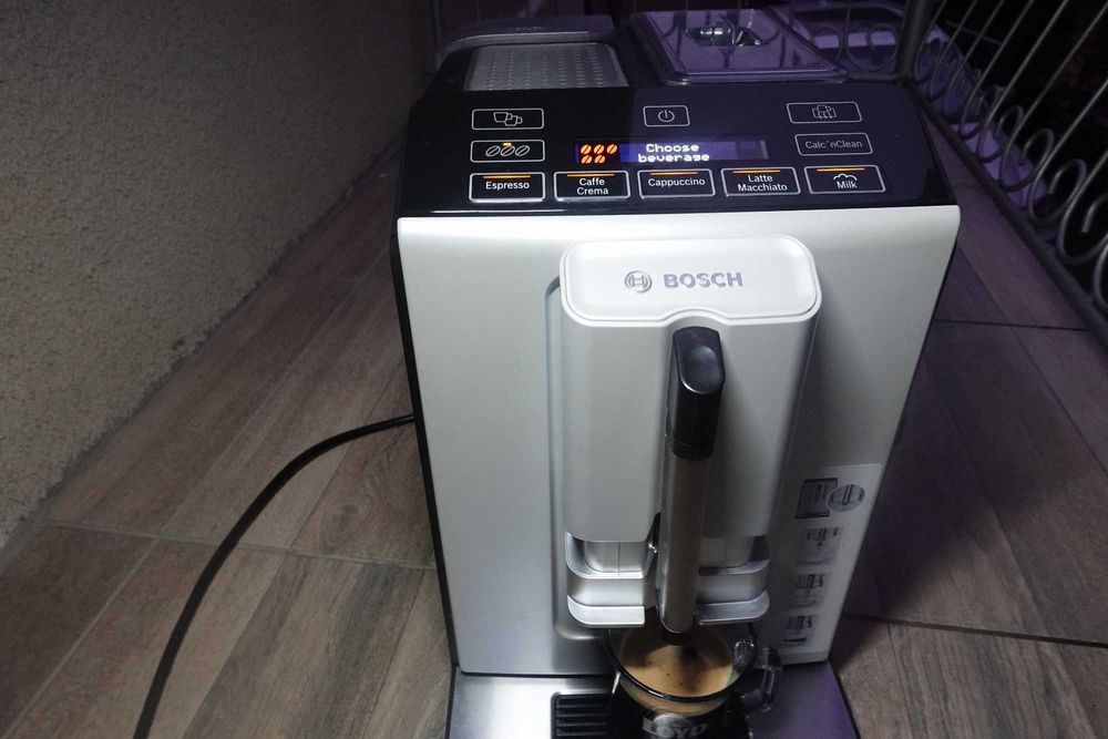 Espressor Bosch VeroCup 300 rasnita ceramica model cu ecran