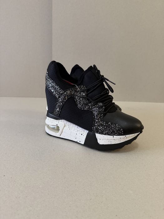 Дамски спортни обувки