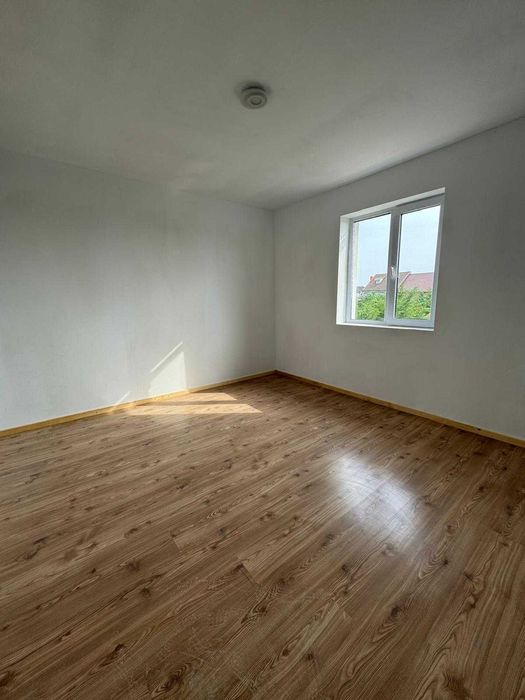 Proprietar, vând casa verde parter + etaj, la cheie.