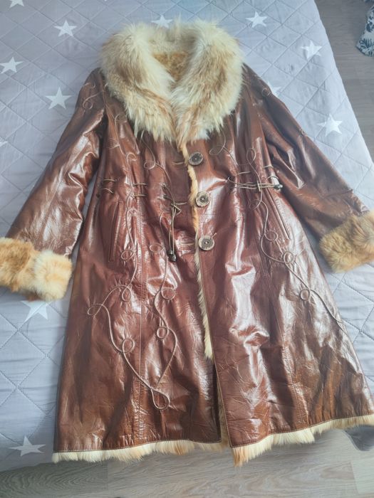 Haină de damă din piele și blană naturală .