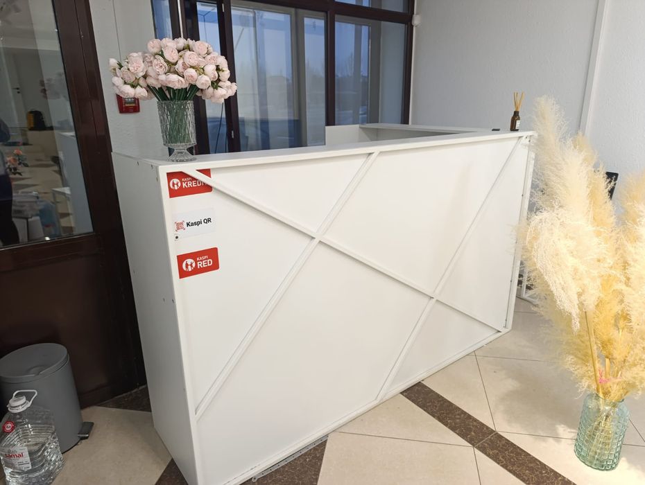 Продам Ресепшн цвет белый