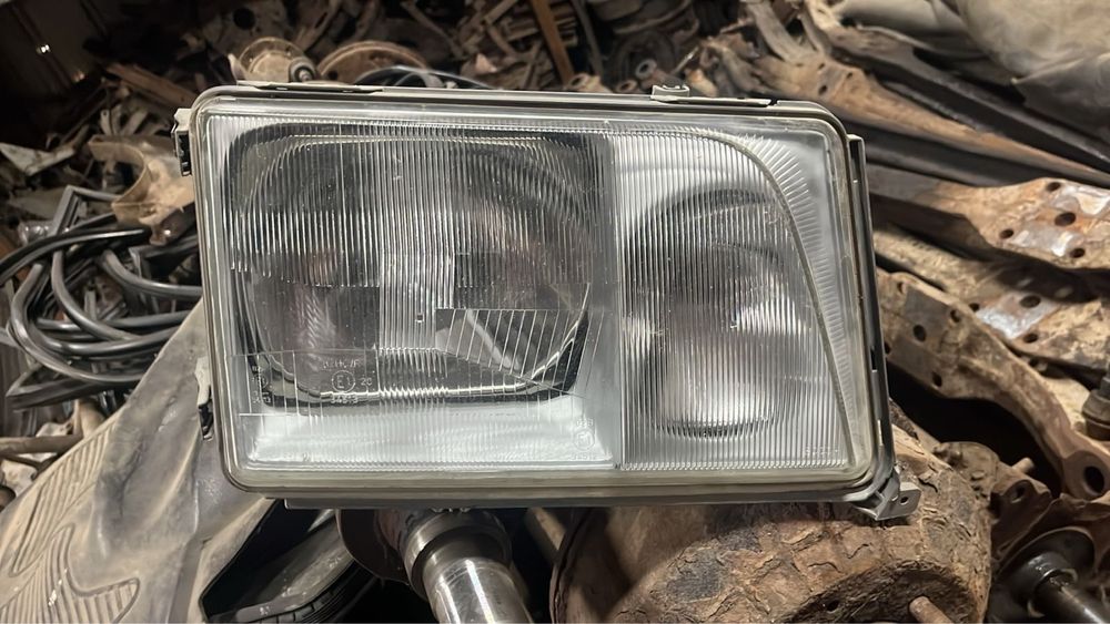 Правый Фар на Mercedes Е124 оригинал привозной состояние идеал