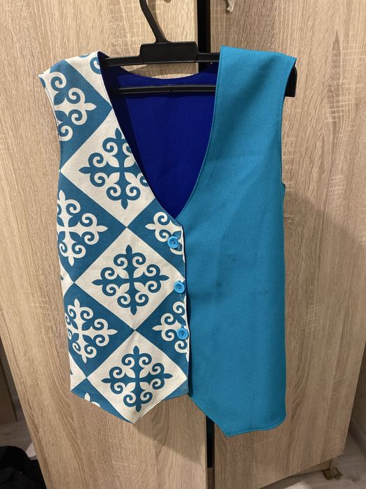 Продам жилет и головной убор с национальным орнаментом на7-8 лет