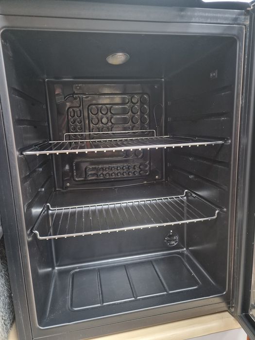 Продава се хладилник витрина KLARSTEIN дължина 61 см ширина 48