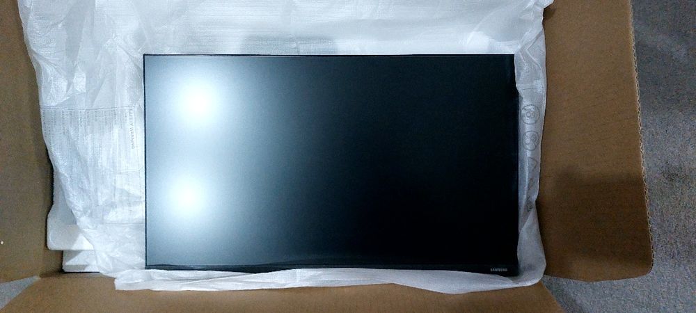 Компиютер янги ишлатилмаган йиғилган турибди.