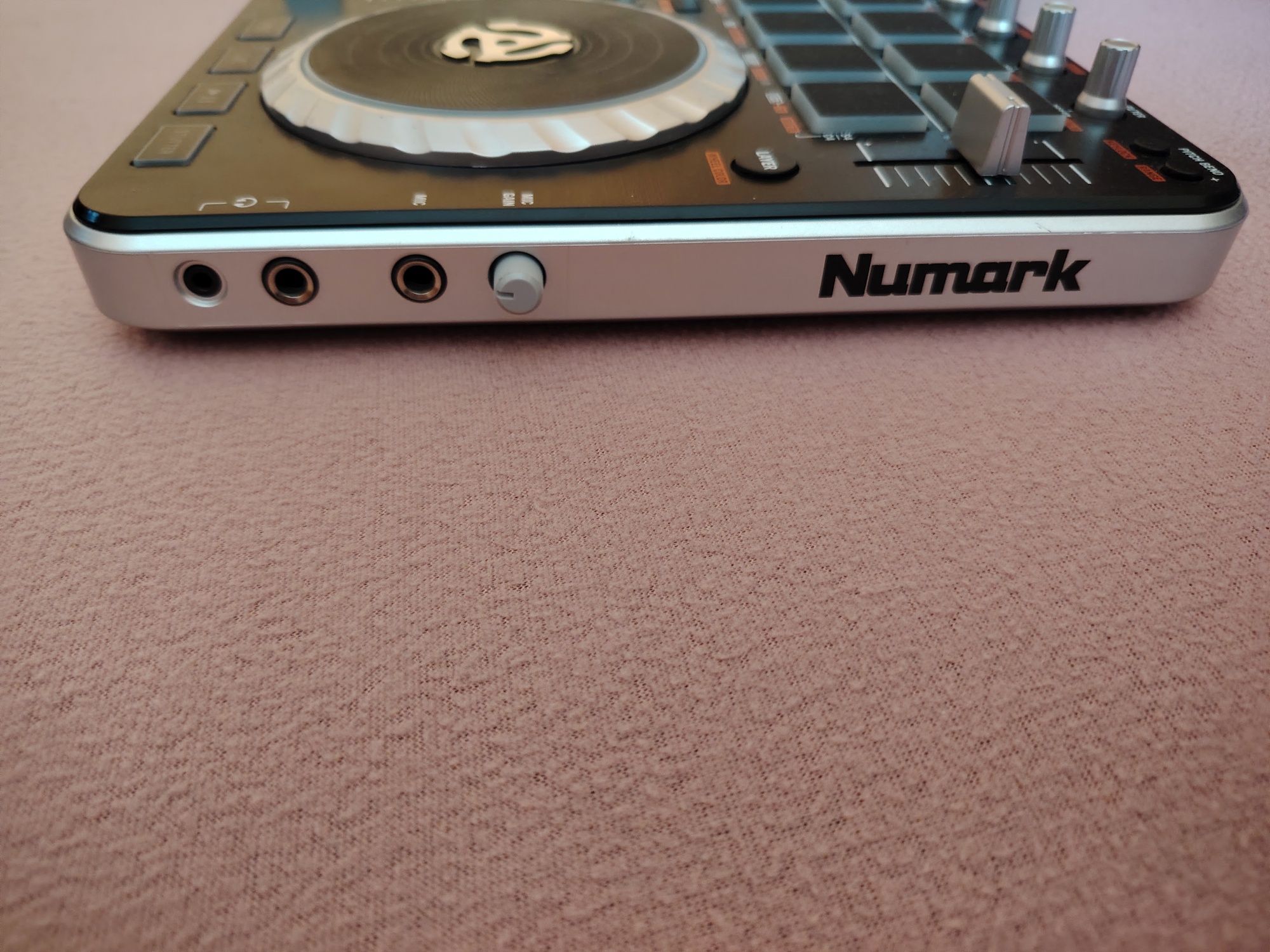 Numark Mixtrack Quad