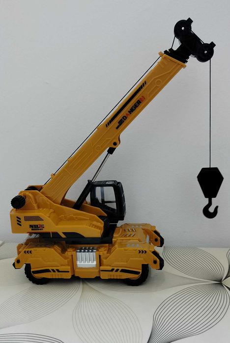 Macara cu roti sau senile si brat telescopic