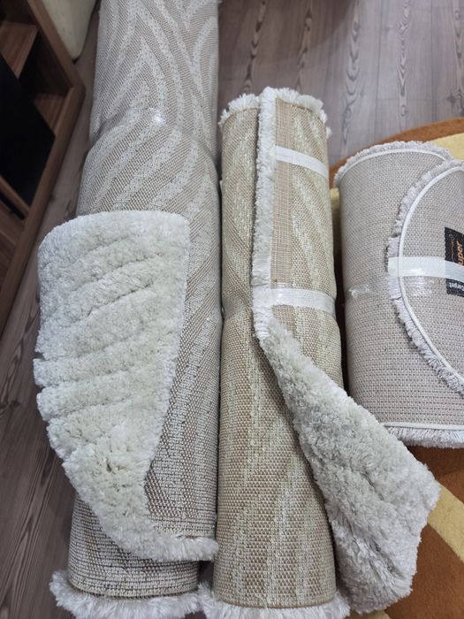 4 Covoare crem ,pufoase