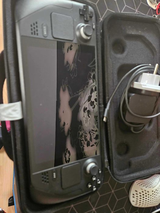 Продавам Steam Deck – 64GB (eMMC) + 128GB microSD + оригинален калъф