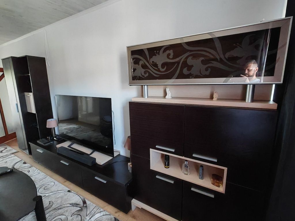 Mobilă Living cu Vitrină Umerașe Rafturi
