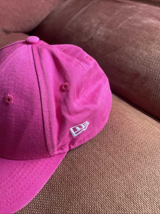 Оригинална детска шапка New Era 9Forty в ярък фуксия цвят с бяло лого