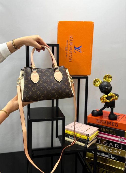 Geanta Louis Vuitton noua !!! Dimensiuni 25/17 !!!