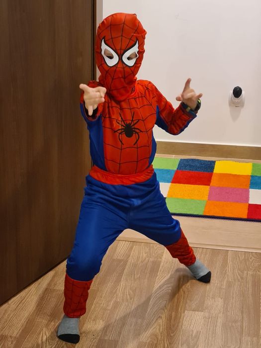 Vând costum Halloween Spiderman-5-7 ani