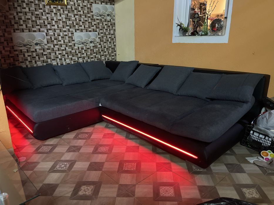 Canapea spatioasa cu spatiu de depozitare si lumină ambientala