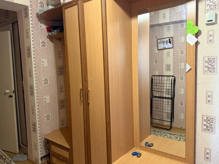 Продам прихожую шкаф
