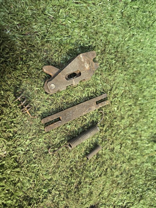 Пружины распорки ручника Вольво С80 Volvo S80